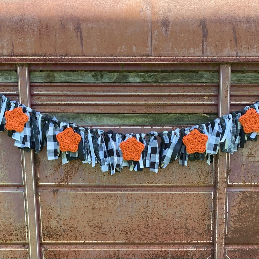 Black & White Farmhouse Garland with Buffalo Plaid and 2 sets of Crochet Stars - Picture 4 of 12